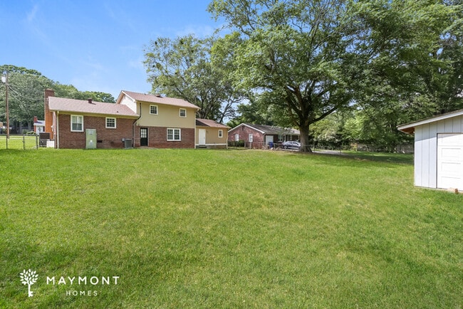 Building Photo - 305 Maple Dr