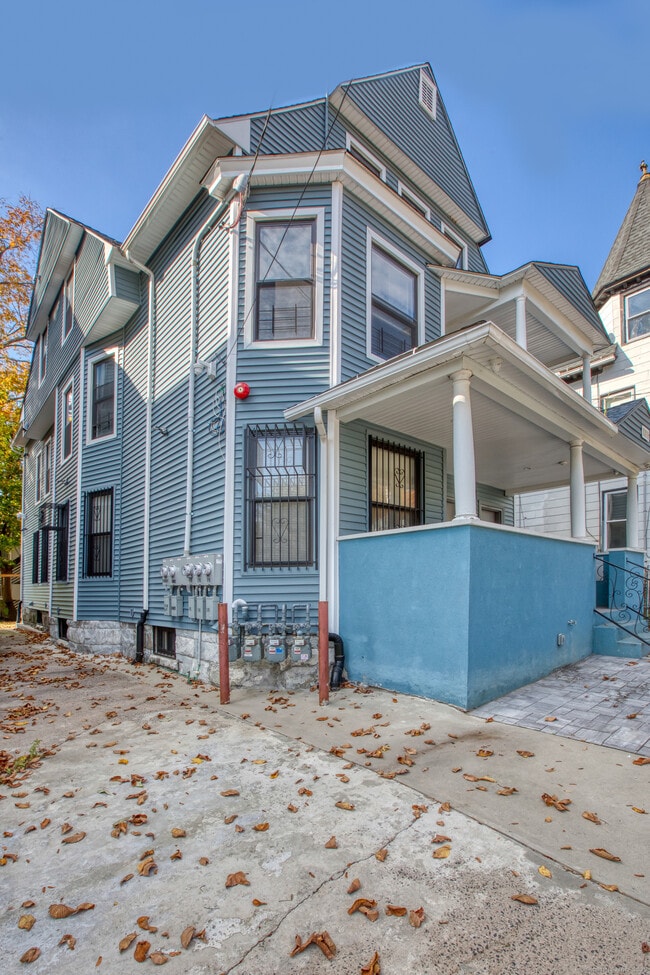 Building Photo - 247 Willow St