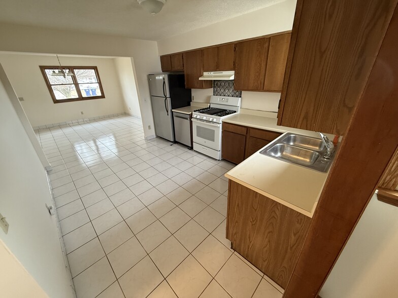 Building Photo - 8821 Sams Dr