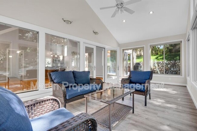 Building Photo - 606A Springs Rd