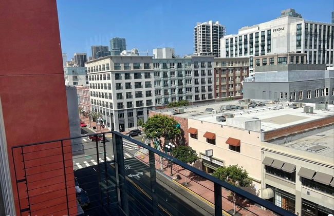Building Photo - Fantastic Penthouse Unit Downtown Marina D...