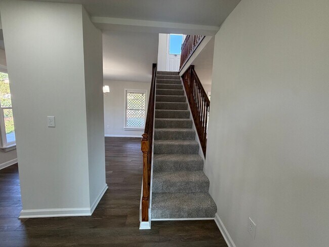 Building Photo - 908 Rives St