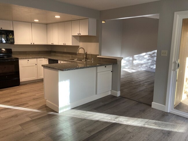 Building Photo - Cute 3 Bedroom Townhome close to UNR