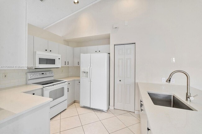 Building Photo - 4013 Pine Ridge Ln