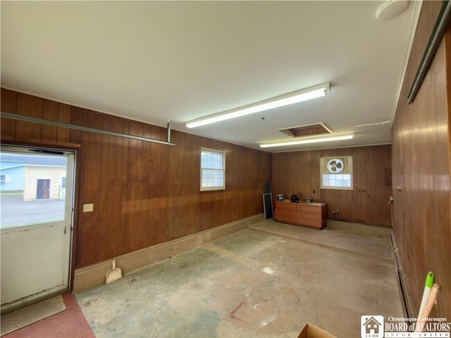 Building Photo - 32 Maple St