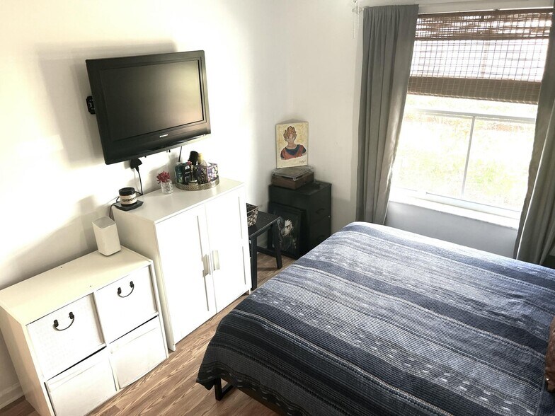 Building Photo - 10614 Lake Shore Dr