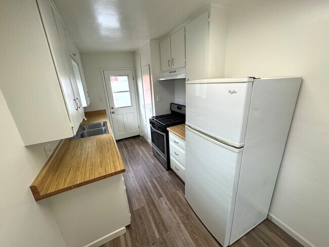 Building Photo - Pierpont Beach Home