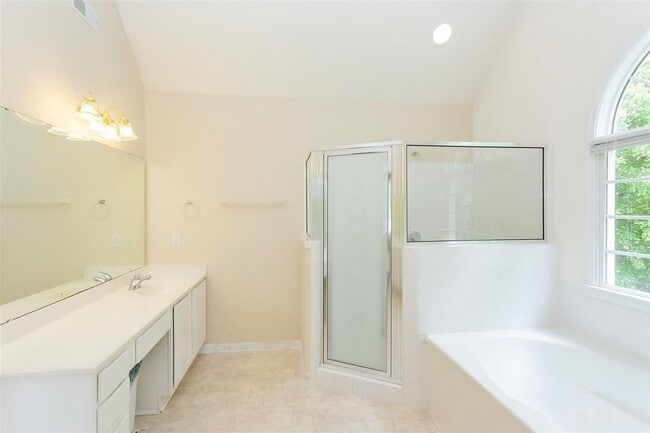 Building Photo - 105 Dairy Ct