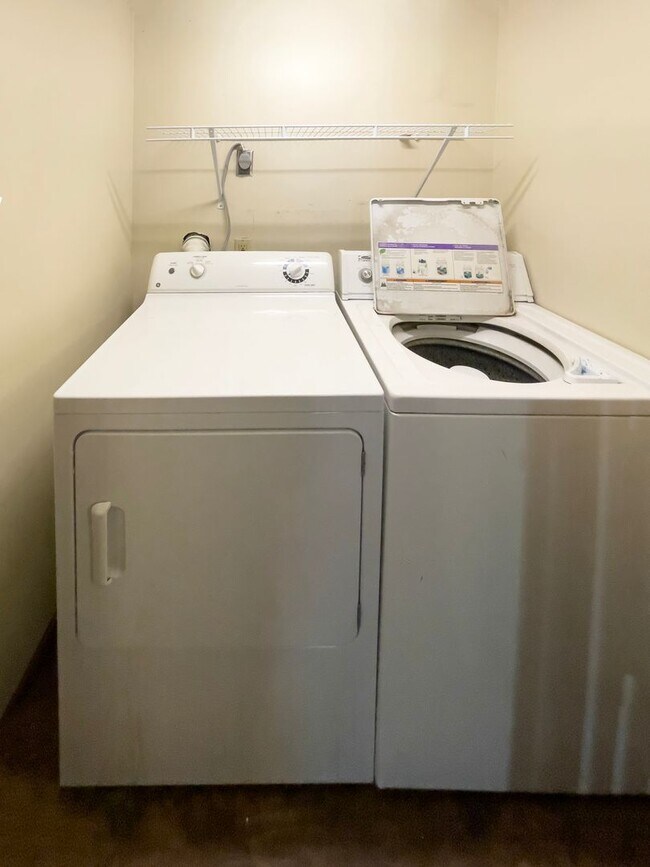 Building Photo - In-Unit Washer and Dryer - Walk the river ...