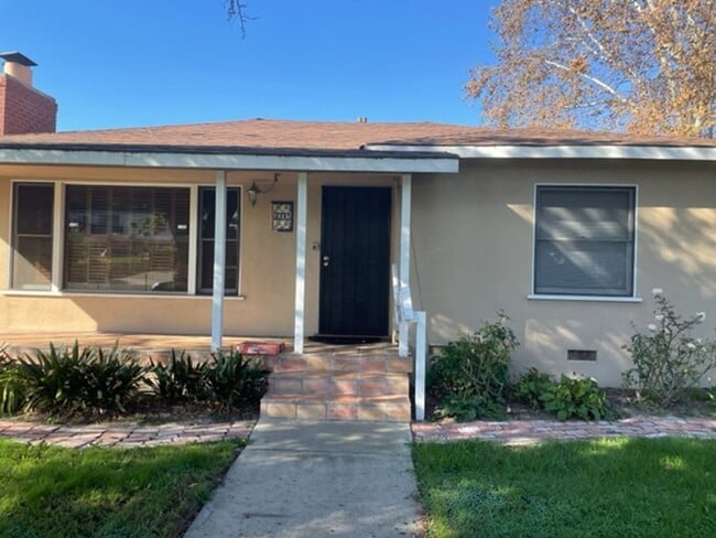 Primary Photo - 3 bdr 2 bath Home on Huge lot.