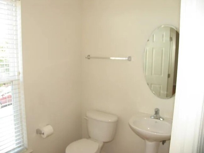 Building Photo - Beautiful townhome - 4BR, 2.5 Ba in a grea...