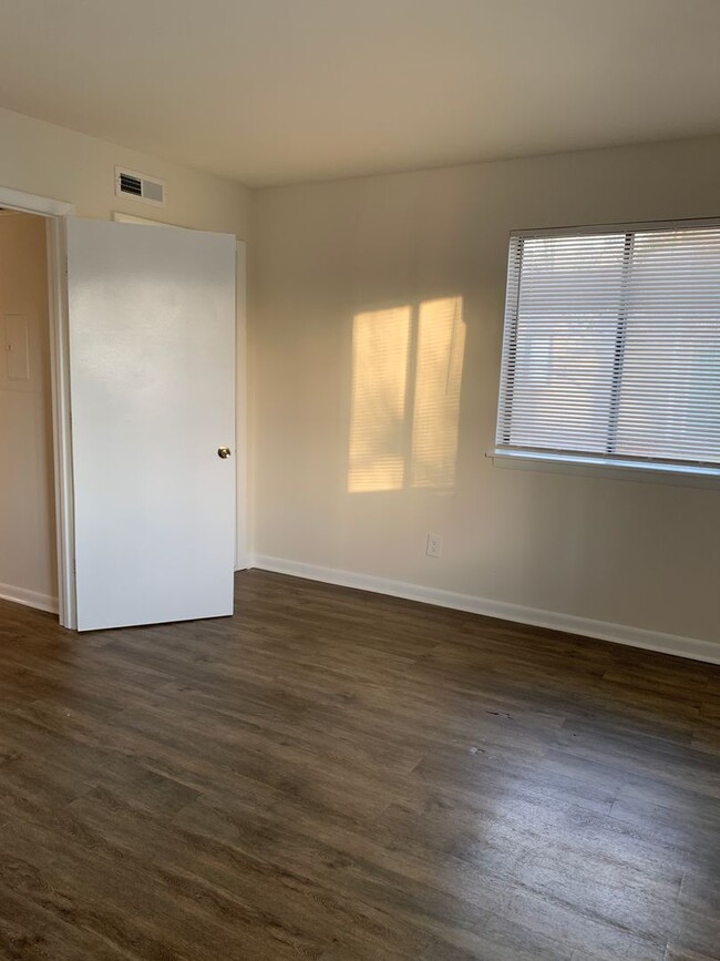 Building Photo - Renovated 1st Floor 1 Bedroom, 1 Bath Cond...