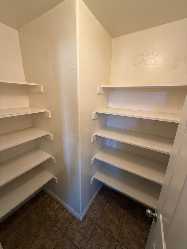 Building Photo - Spacious 3-Bedroom, 2-Bathroom Home in Sou...