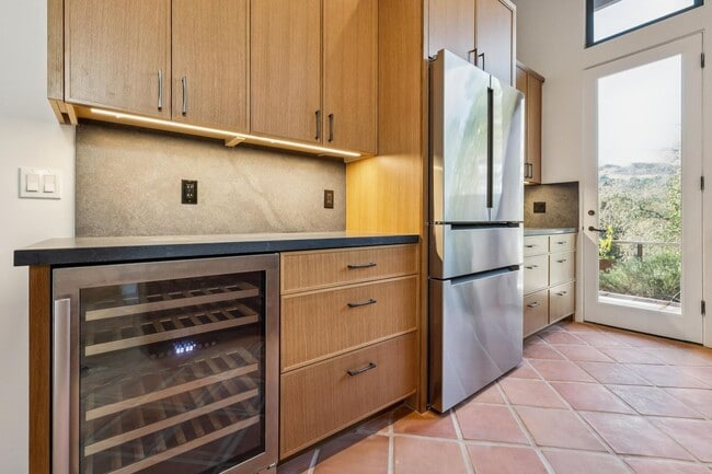 Building Photo - Charming 4BR Home Available in Private Portola Valley Cul de Sac