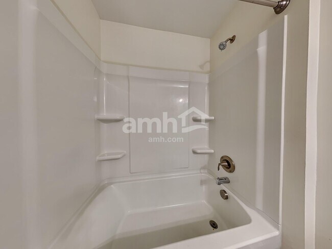 Building Photo - 526 Lateleaf Dr