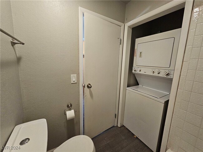 Building Photo - 3749 Carlyle Dr