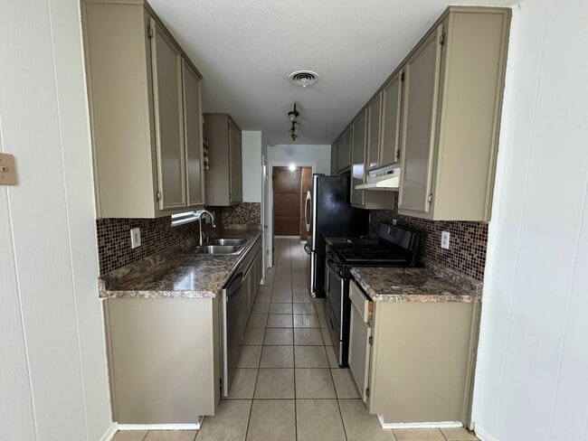 Building Photo - 1201 Ridgemont Dr