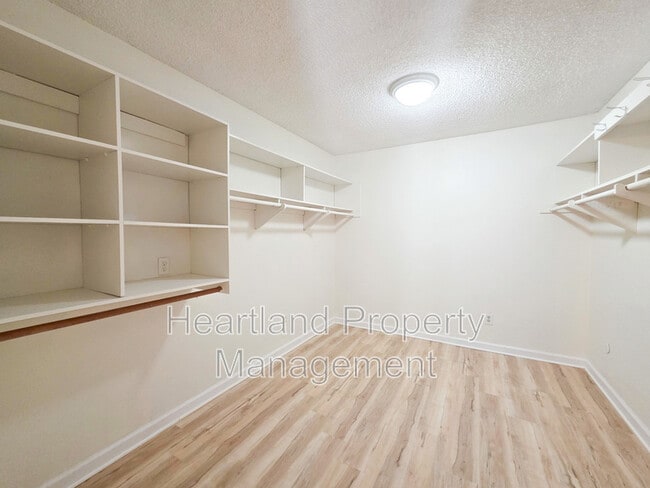 Building Photo - 778 N Glen Oaks Dr