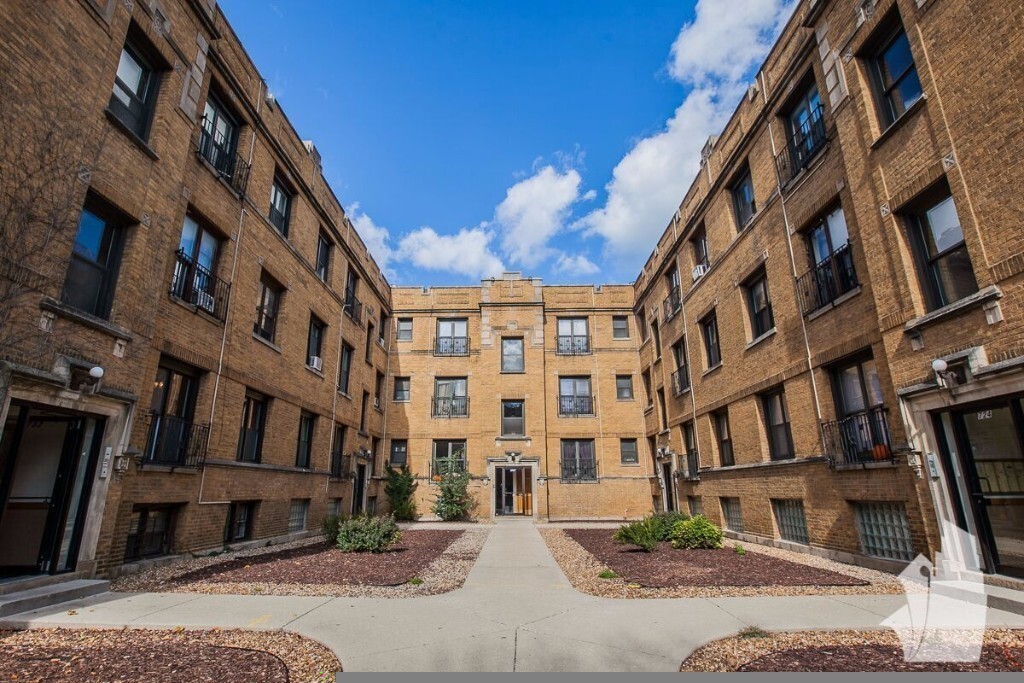Building Photo - 726 W Roscoe St