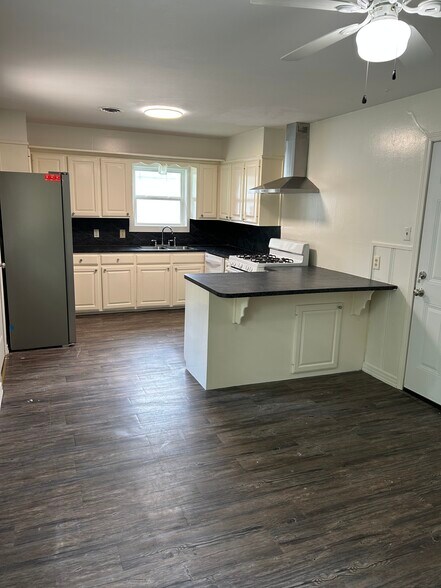 Building Photo - 2024 Meadow Rd