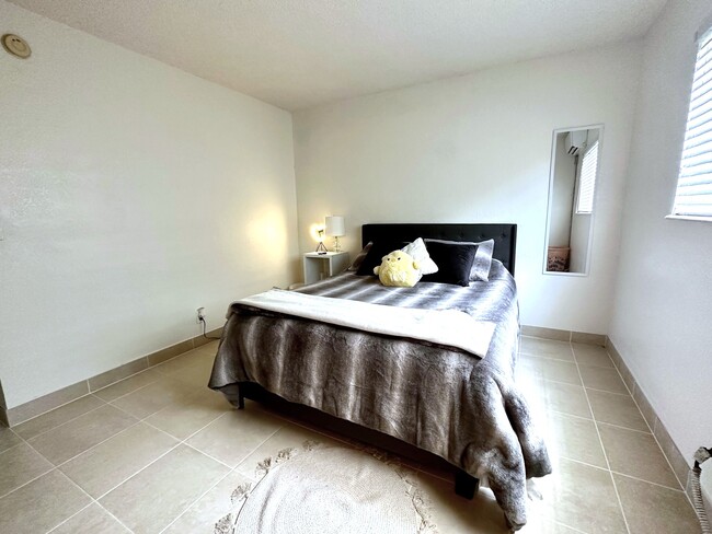 bedroom - 1810 E Oakland Park Blvd