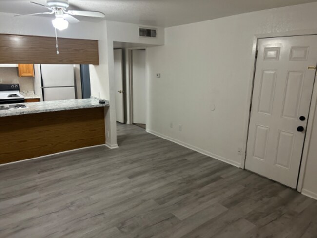 Building Photo - 322 S Waco St