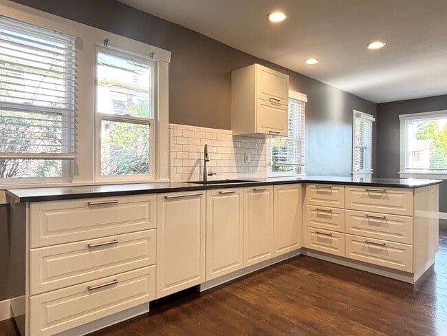 Building Photo - Stunning Remodel Near 9th & 9th!