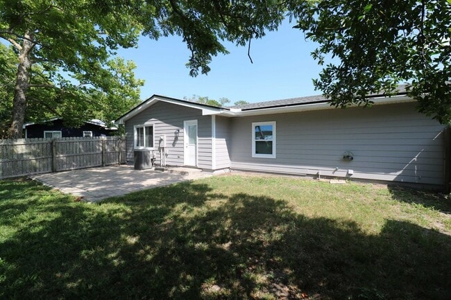 Building Photo - 206 Phoenetia Dr