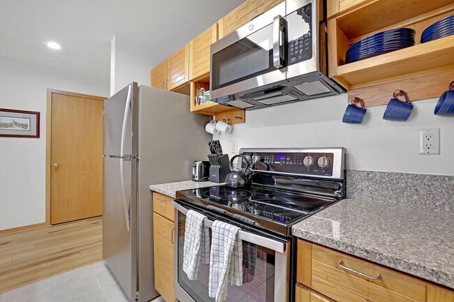 Building Photo - Summer Rental- Liftside Condos #205