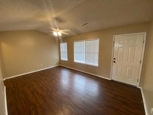 Building Photo - Super Cute 3 Bedroom Now Available!