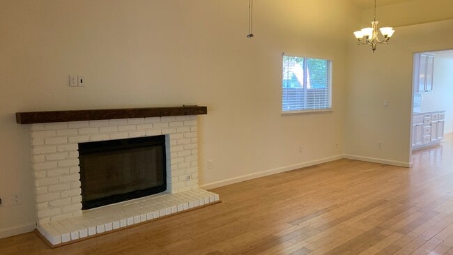 Building Photo - Adorable well maintained 3 bedroom 2 bath ...
