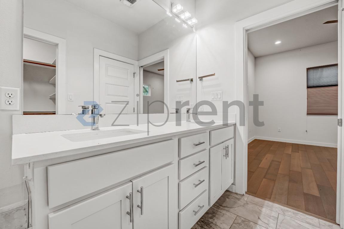 Building Photo - Unit A