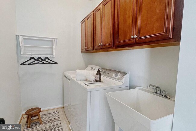 Building Photo - 40440 Milford Dr