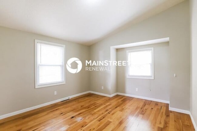 Building Photo - 2 Bedroom Pet-Friendly Home in Independence, MO with Main Street Renewal