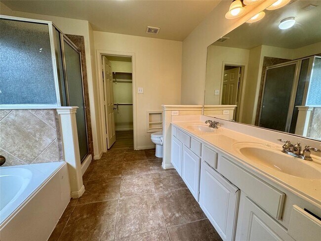 Building Photo - 4939 Royal Arbor Ln