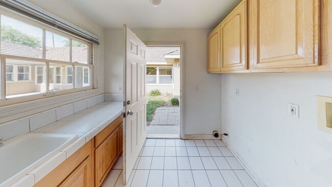 Building Photo - *** Gorgeous 4 bed 3 bath Single Family Ho...