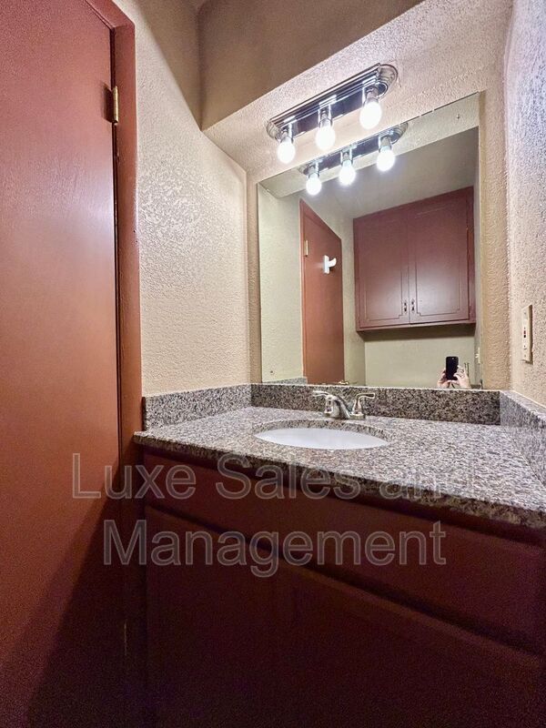 Building Photo - 605 Moraine Ave