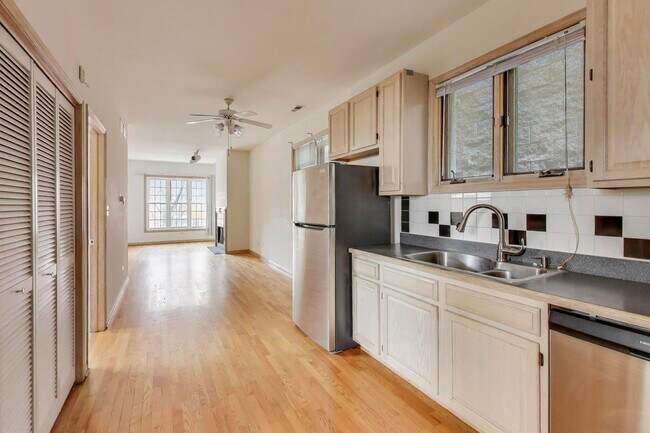 Building Photo - 1423 W Cortez St