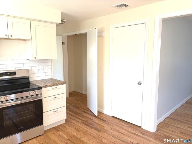 Building Photo - 3 Carmen St