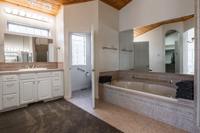 Building Photo - Mountain View Haven