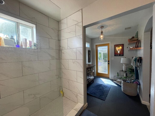 Building Photo - 843 E Butler Dr