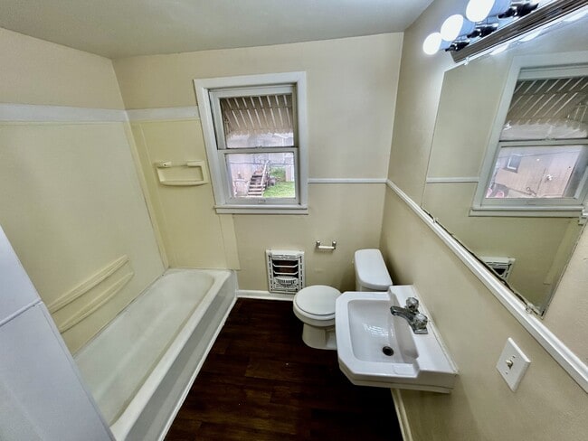 Building Photo - 427 S Center Ave