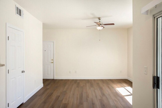 Building Photo - 3 Bedroom Northwest Condo-Gate Community