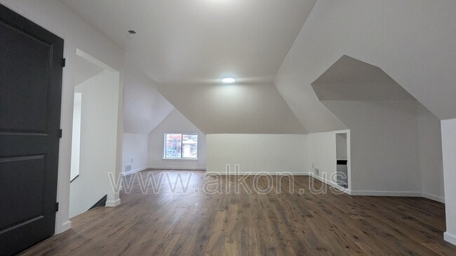 Building Photo - 566 Greenfield Ave