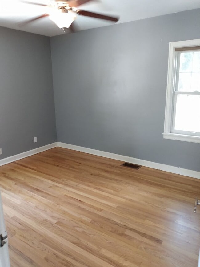 Building Photo - SUPER CUTE 3 BED/2 BATH BUNGALOW IN OLD TO...