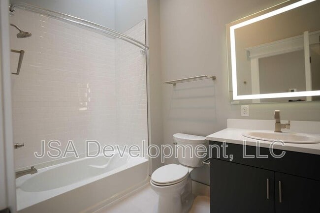 Building Photo - 718 Commercial St