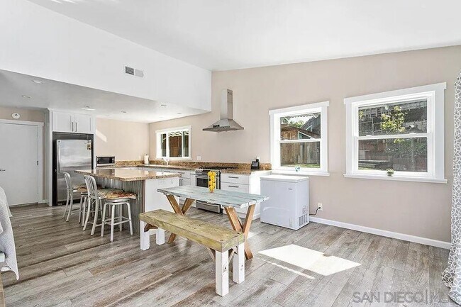 Building Photo - 1570 Avenida De Los Lirios