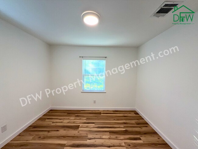 Building Photo - Fully Renovated 2-Bedroom Home Near UTA & AT&T Stadium – Modern Upgrades + Spacious Yard!