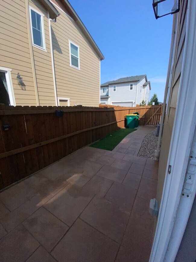 Building Photo - Special Offer: 2 Weeks Free Rent if rented...