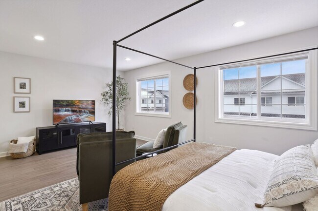 Building Photo - 3 Bedroom Townhome